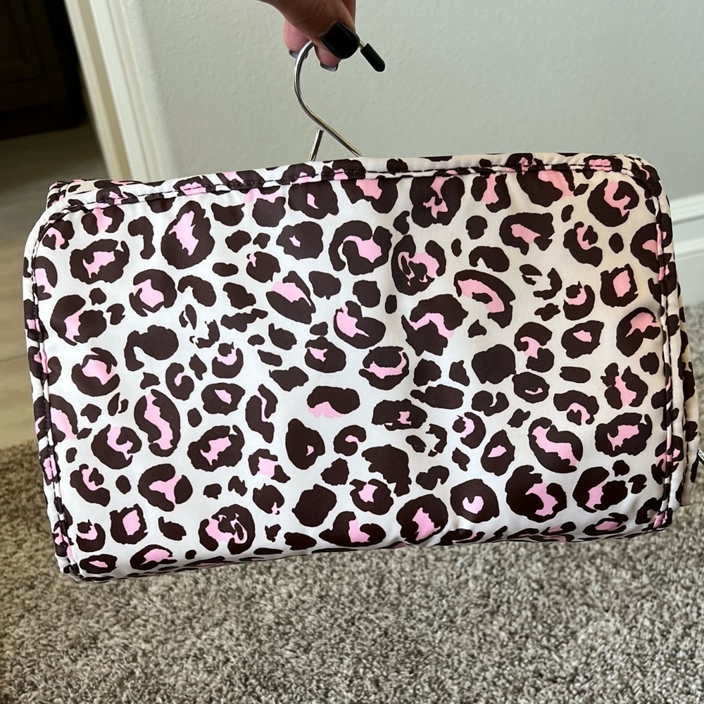 Traveling cosmetic case